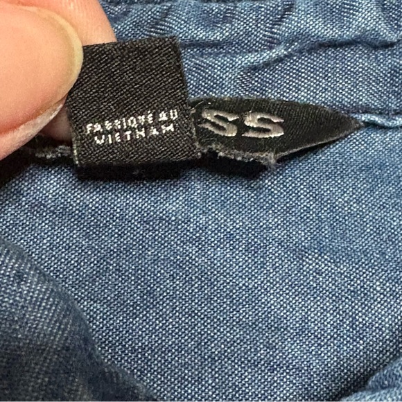 Express Women’s Large Light Blue Denim Shirt - Picture 8 of 13